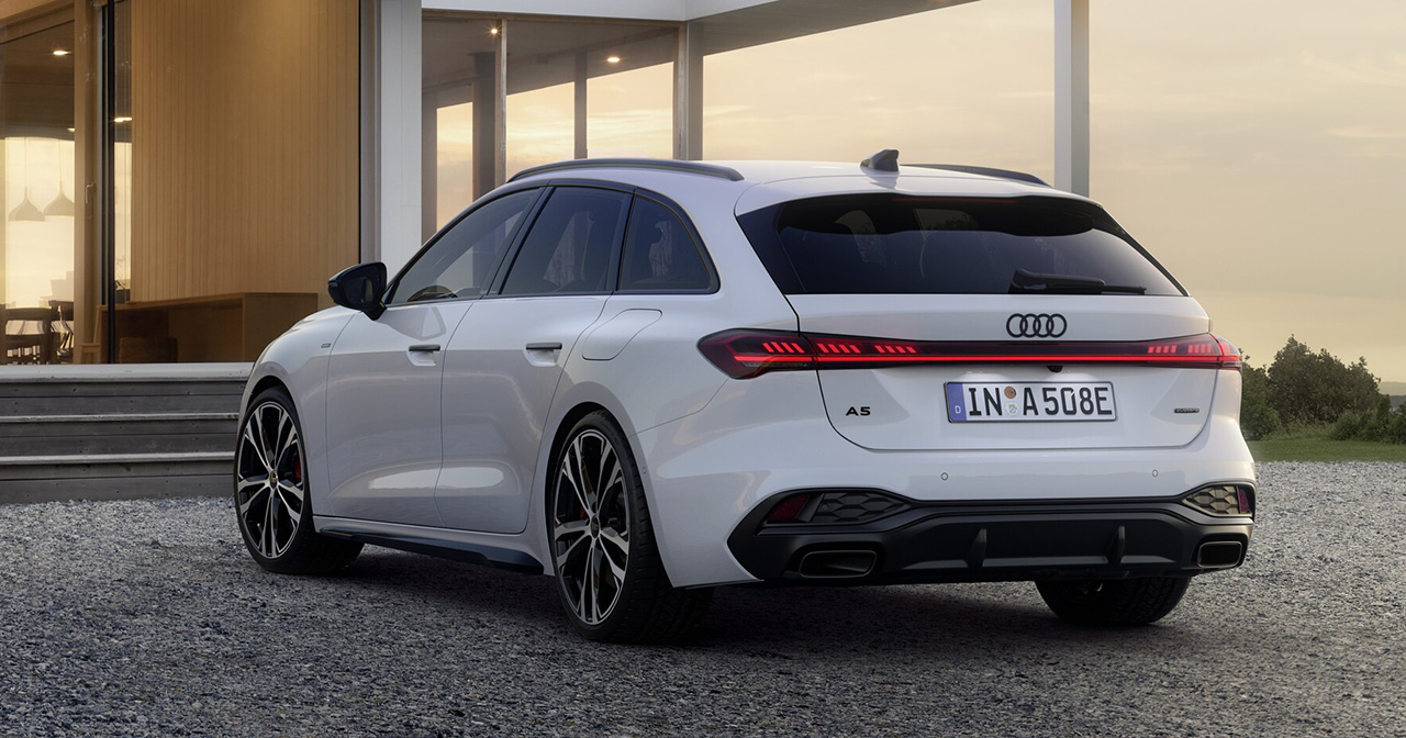 Audi A5 e-hybrid з відкритим капотом