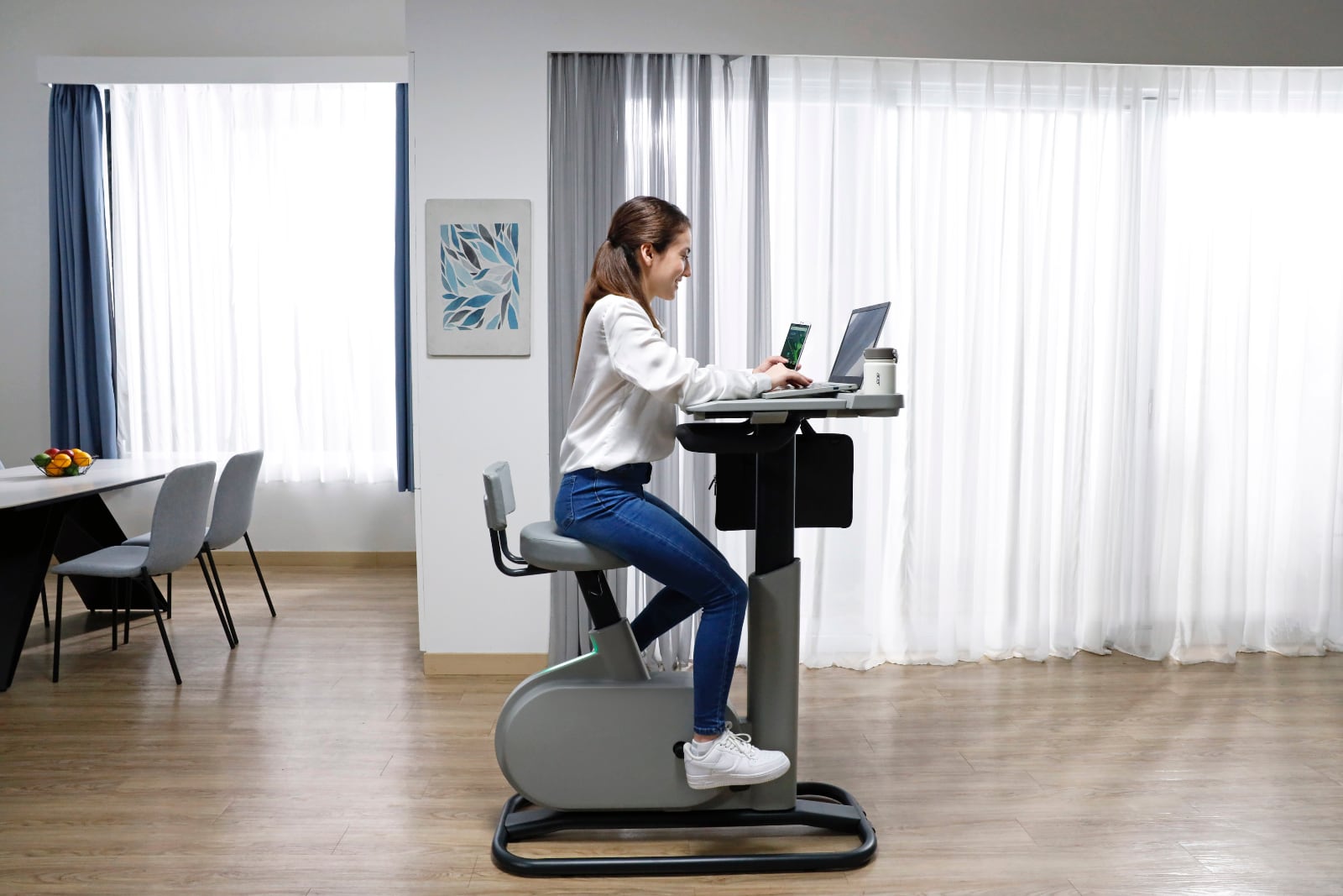 Acer Introduces eKinekt BD 3 Bike Desk. It converts energy from the rider’s pedaling power to charge laptop