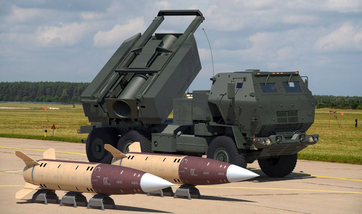 M142 HIMARS et ATACMS. Illustration : Mariusz Burcz
