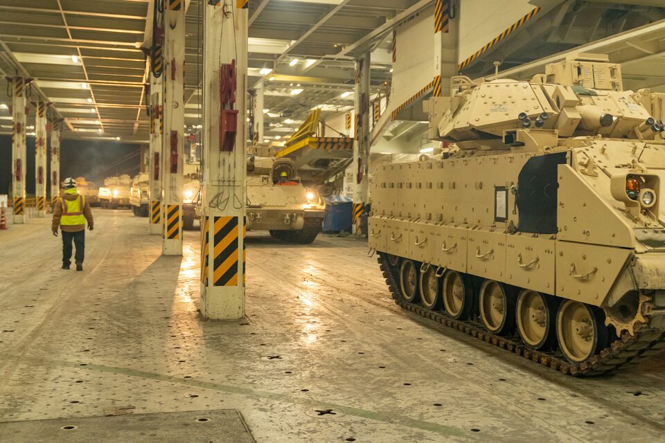 Bradley destiné à l'Ukraine est chargé sur le porte-avions ARC Integrity