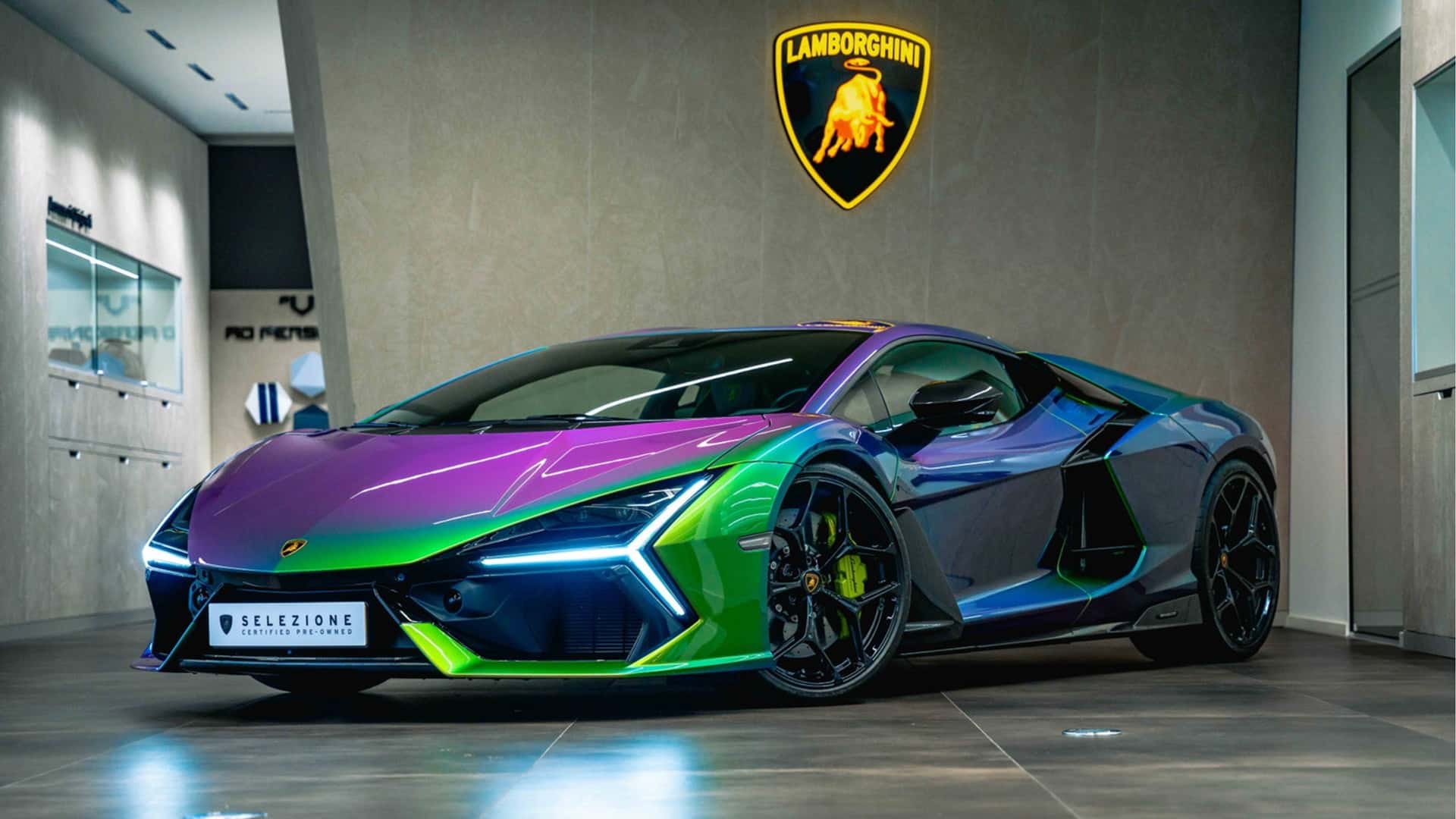 Lamborghini Revuelto з покусуванням кольору