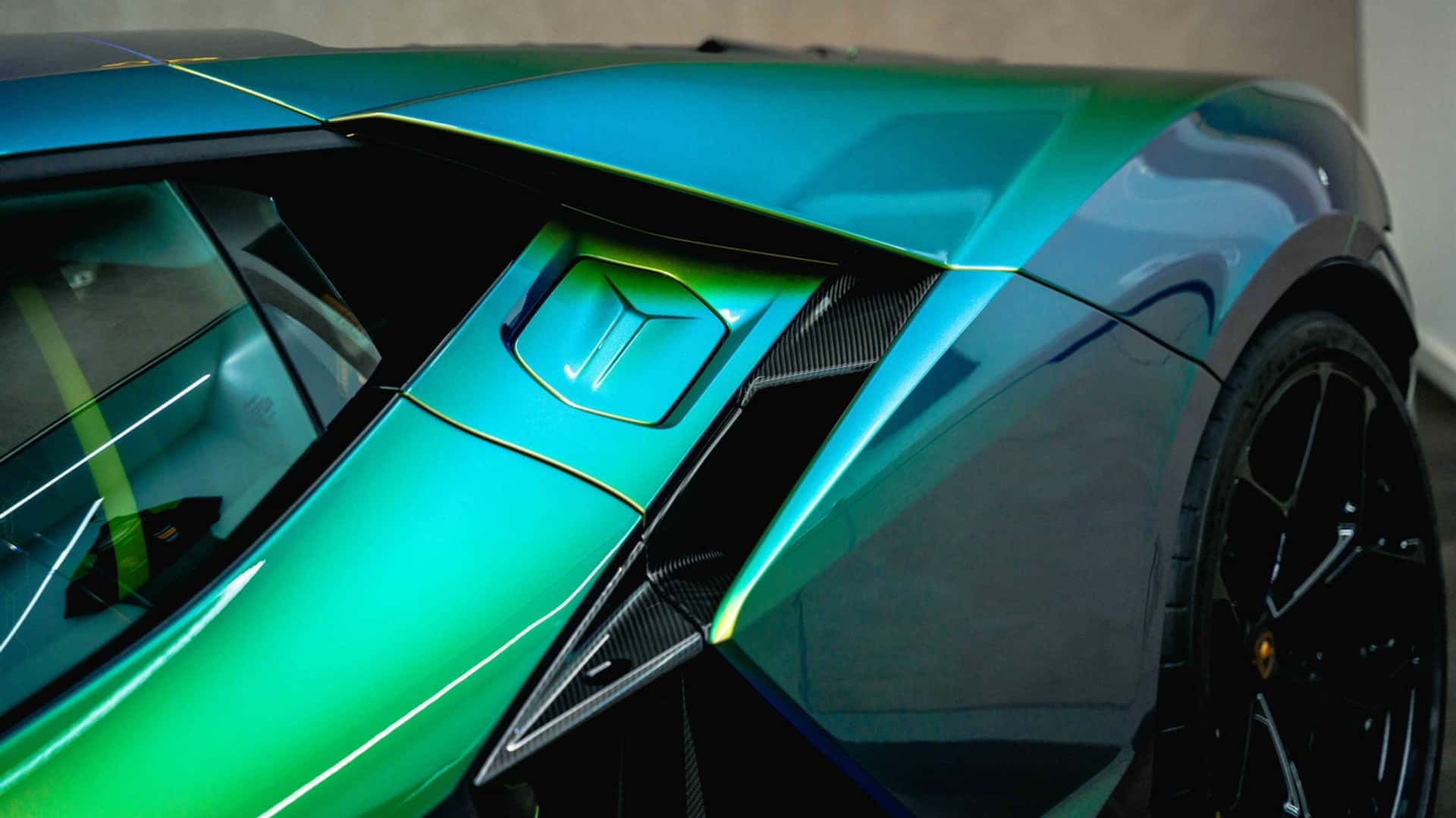 Lamborghini Revuelto з покусуванням кольору