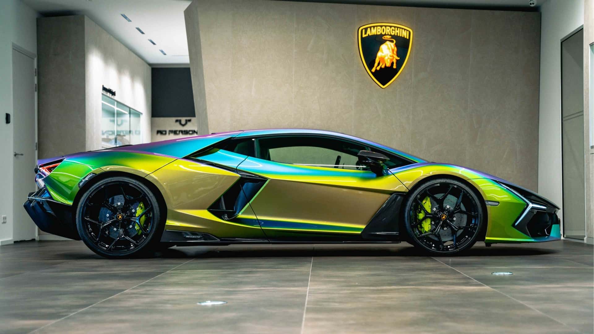 Lamborghini Revuelto з покусуванням кольору