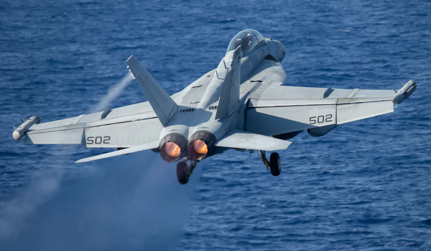 USS Gerald R. Ford, le plus grand porte-avions du monde, qui a coûté plus de 13 milliards de dollars, avec des chasseurs F/A-18 Super Hornet en patrouille dans la mer Adriatique.-4