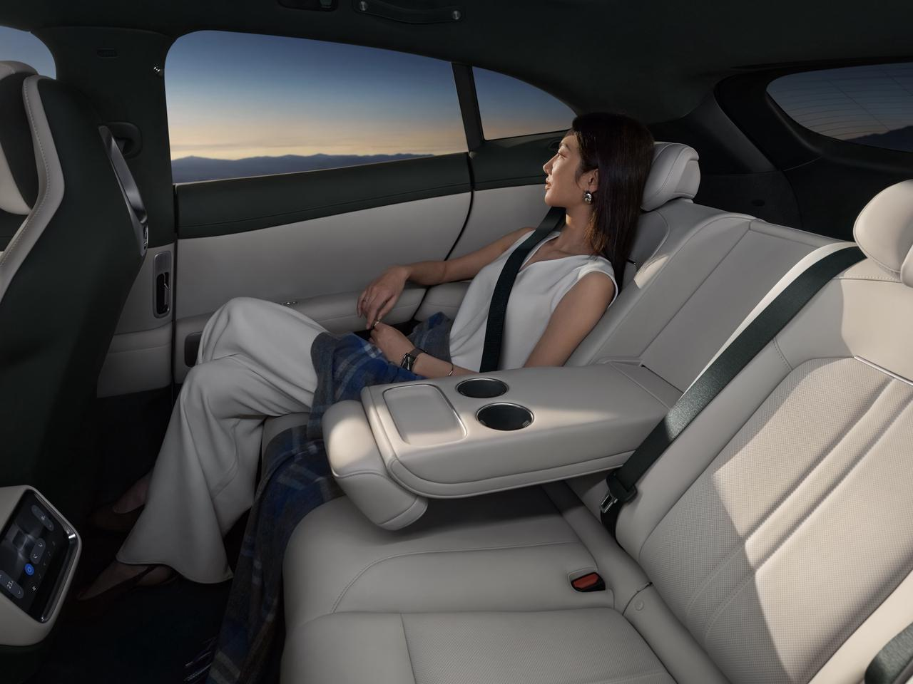 Second-row seats with adjustable backrest angles