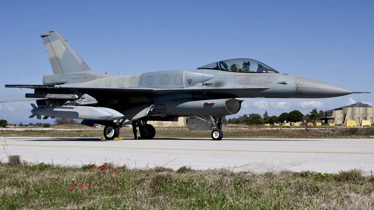 Chasseur grec F-16 avec des bombes AGM-154 JSOW