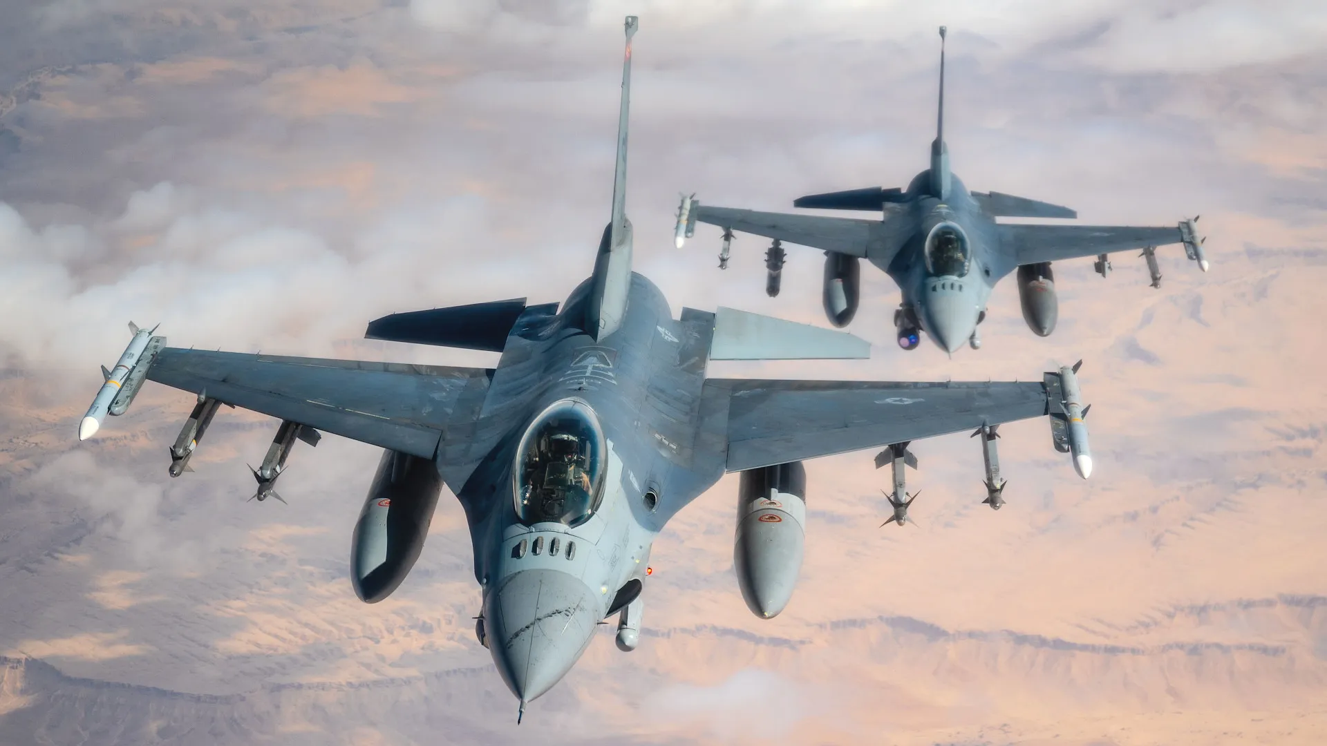 Винищувач F-16 з ракетами APKWS II