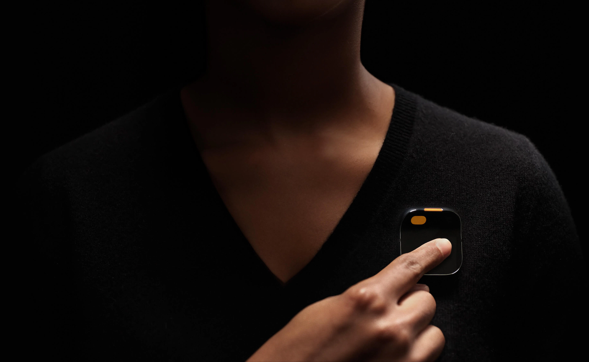 Humane a officiellement dévoilé AI Pin, un appareil portable doté d'un projecteur laser et prenant en charge les modèles OpenAI, au prix de 699 $.-3