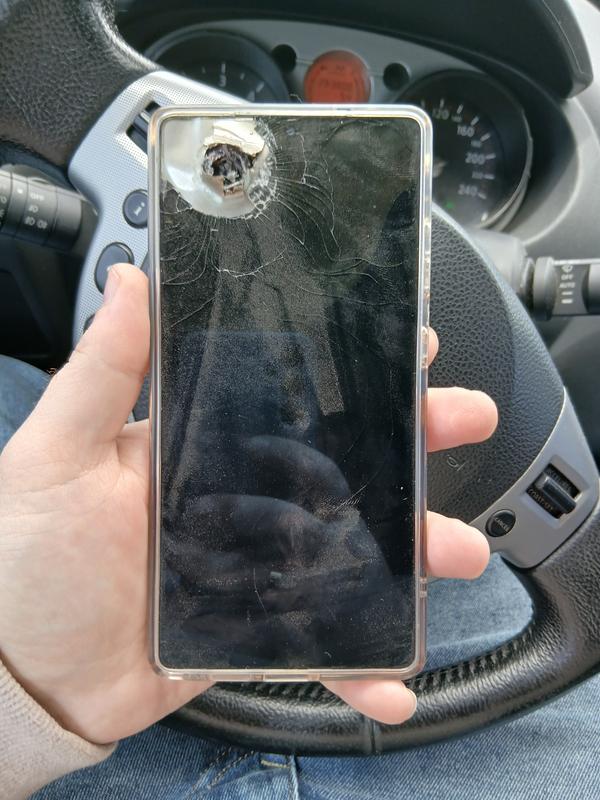 Фото Galaxy S25 Ultra з екраном, пробитим кулею. Ілюстрація: Samsung