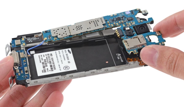 Мастера iFixit препарировали флагманский смартфон Samsung Galaxy S5-6