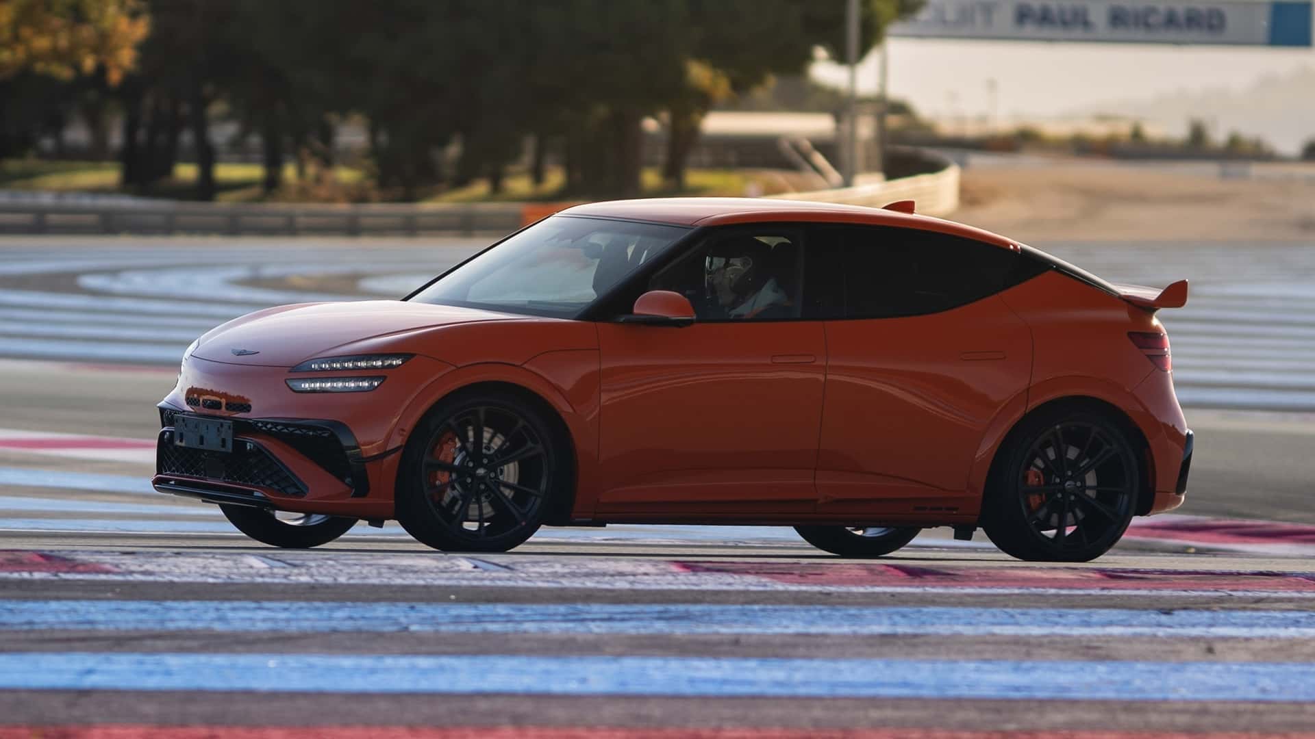 Genesis GV60 Magma 2026 на трасі
