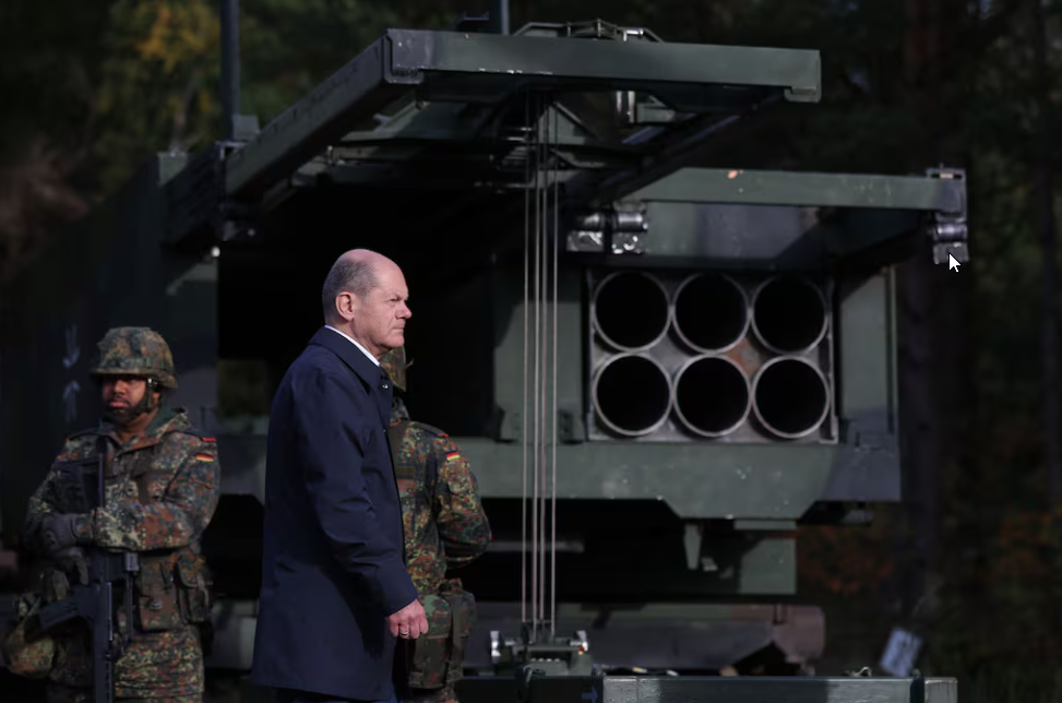 Канцлер Німеччини Олаф Шольц біля ракетної системи залпового вогню (MARS II)