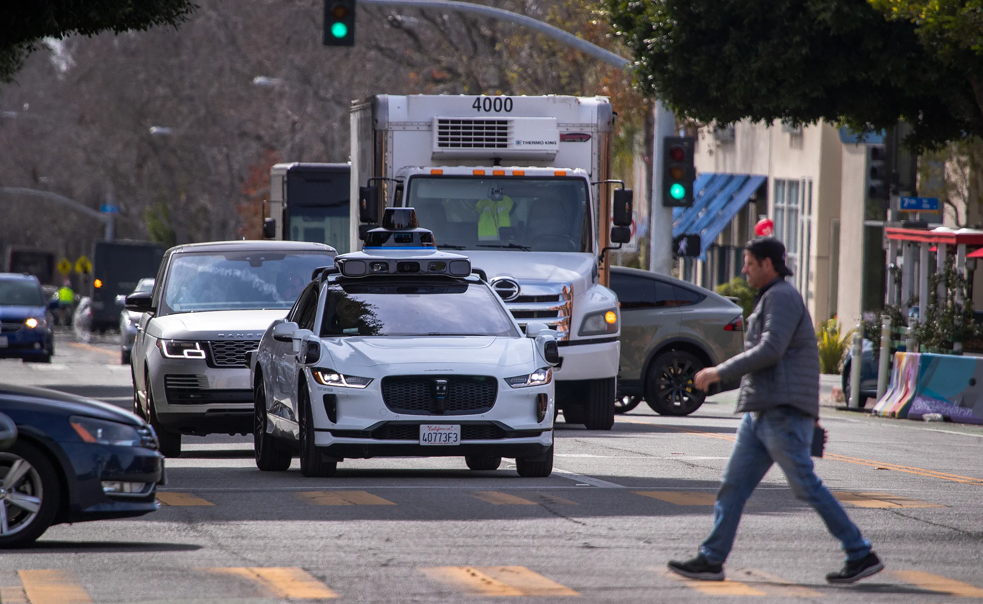 Waymo étend la zone de service de ses robotaxis à San Francisco, malgré les protestations des habitants de la ville.