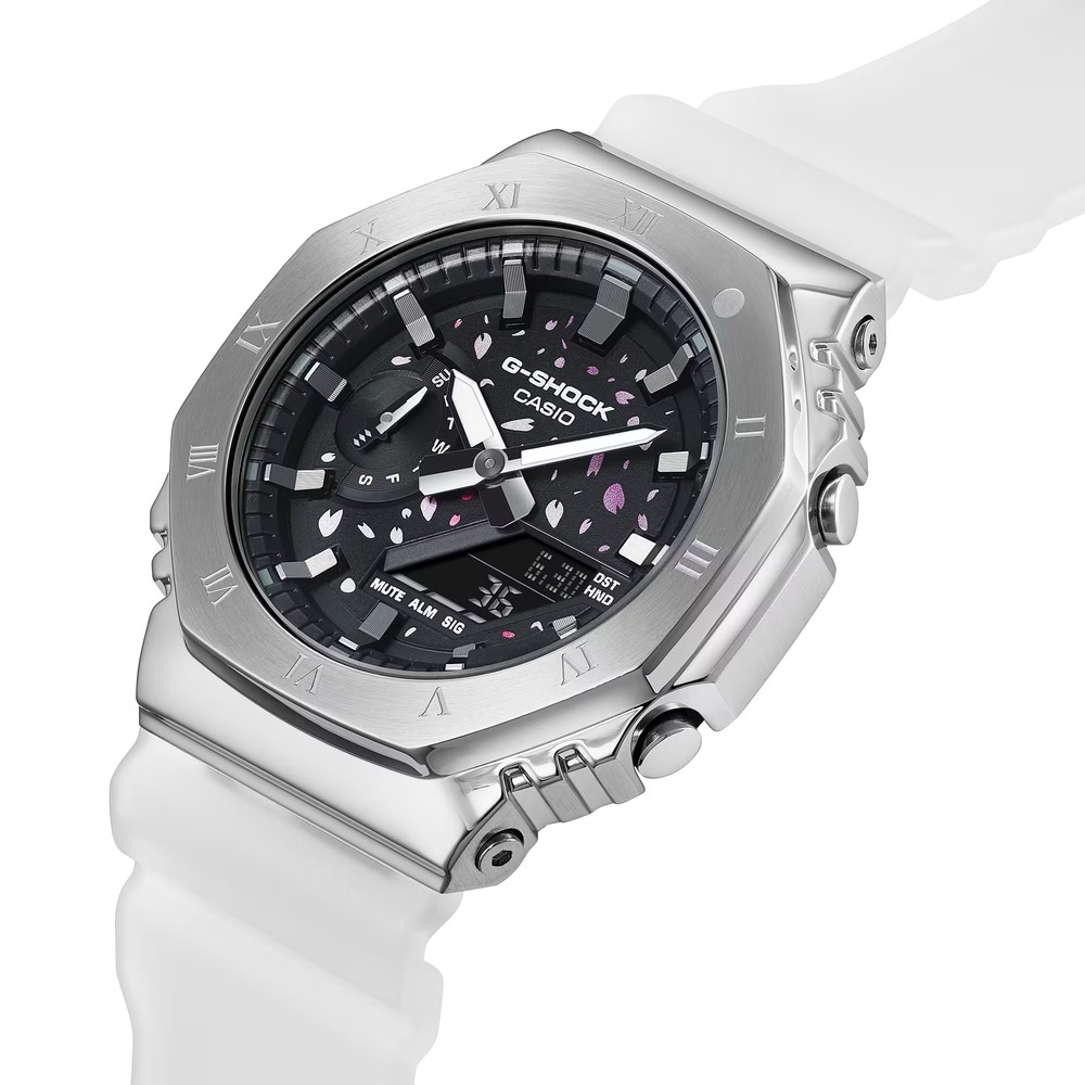 Модель G-Shock GM-2100TTTR-8A с серебряным безелем