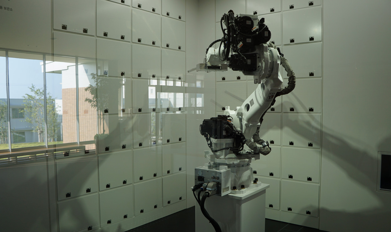 henn-na-hotel-robots-locker.jpg
