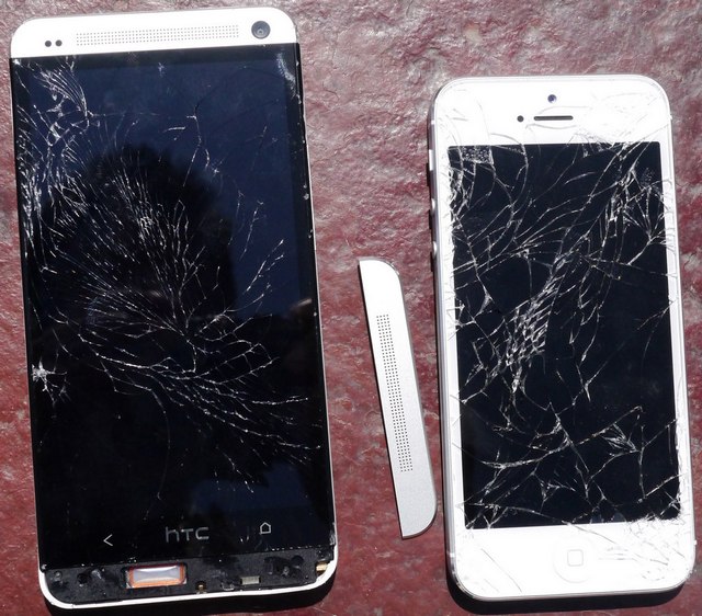 Видео с краш-тестом HTC One и iPhone 5-3