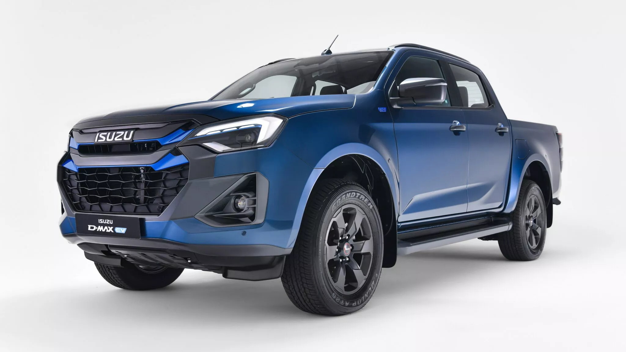 Зображення Isuzu D-Max EV у Norwegian Blue з чорними акцентами