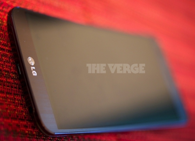 Первые живые фото и видео смартфона с изогнутым дисплеем LG G Flex