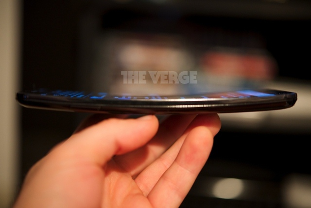 Первые живые фото и видео смартфона с изогнутым дисплеем LG G Flex-3