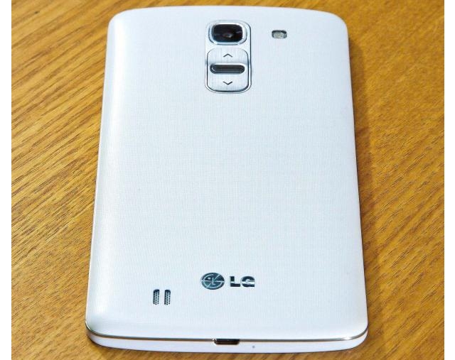 Первые живые фото "плафона" LG G Pro 2: физические кнопки опять под камерой