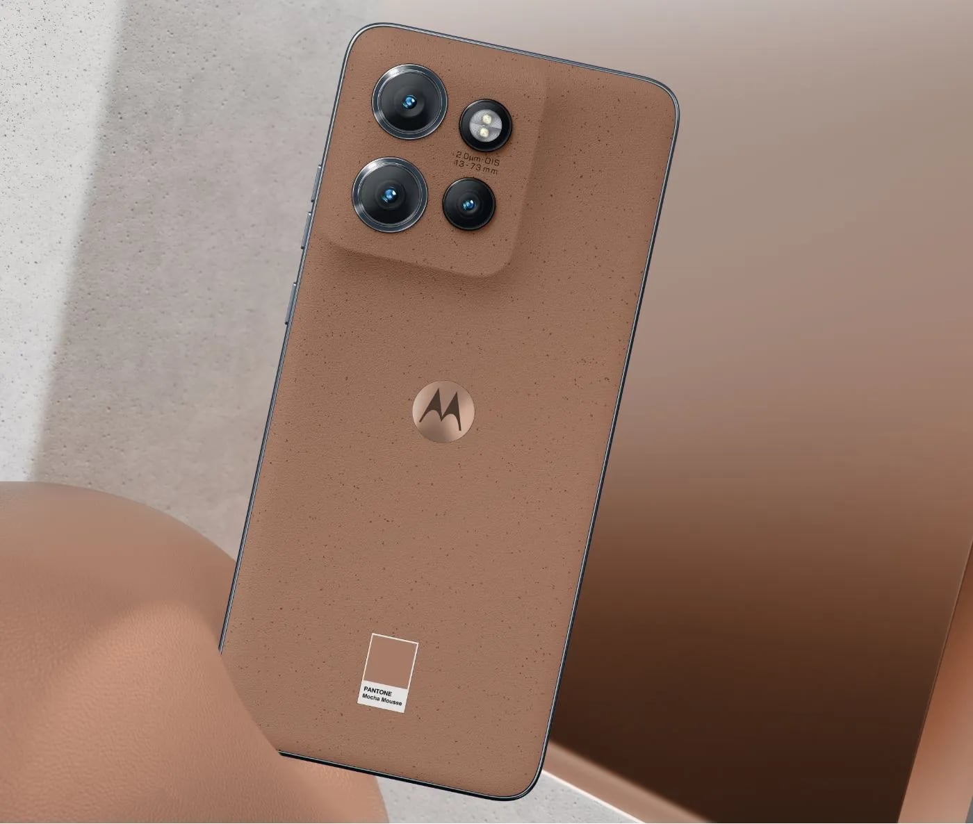 Дизайн смартфона Motorola Edge 50 Neo с минимальным выступом блока камер