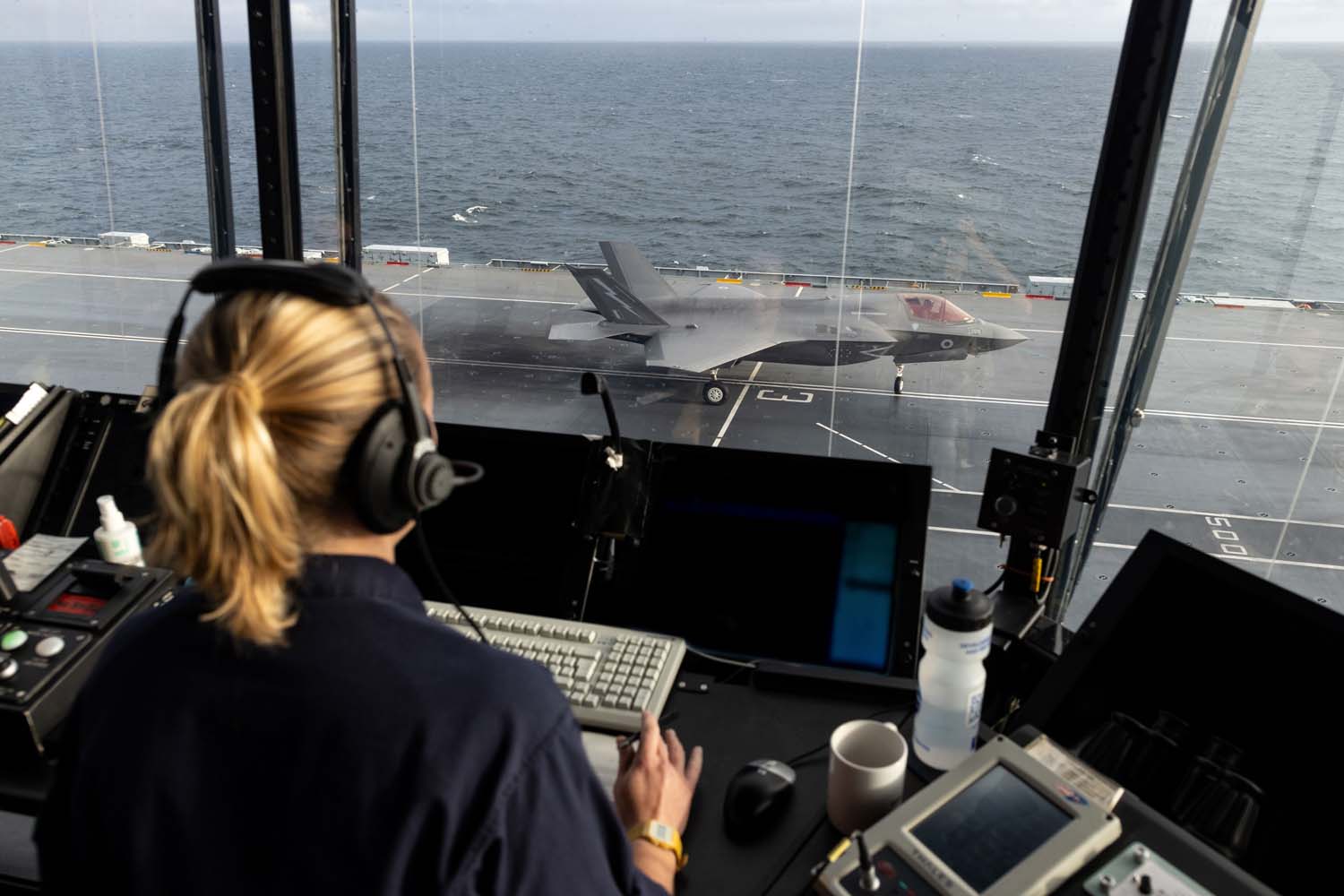 The flagship aircraft carrier HMS Queen Elizabeth, carrying fifth-generation F-35 Lightning II fighters, successfully conducted a series of simulated strike missions off the coast of Norway-11