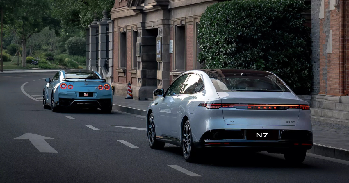 Інший ракурс Nissan N7 і GT-R