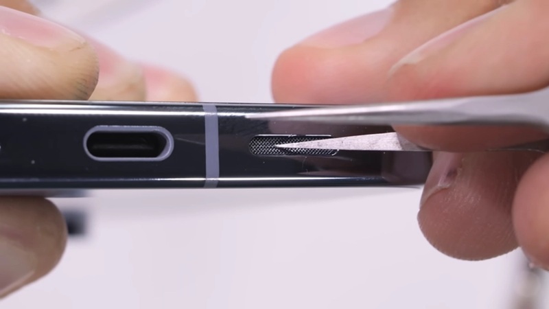 JerryRigEverything tests the Google Pixel 10 Pro XL