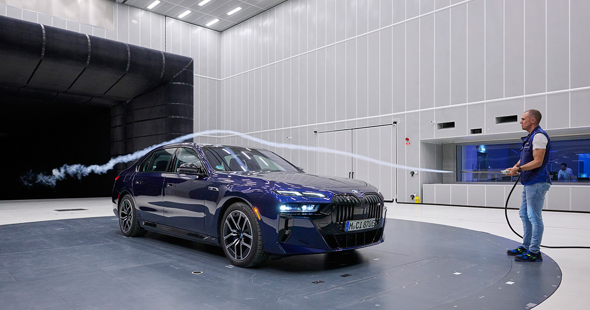 Робота з димовою установкою в аероакустичній аеродинамічній трубі BMW Group. Фото: BMW