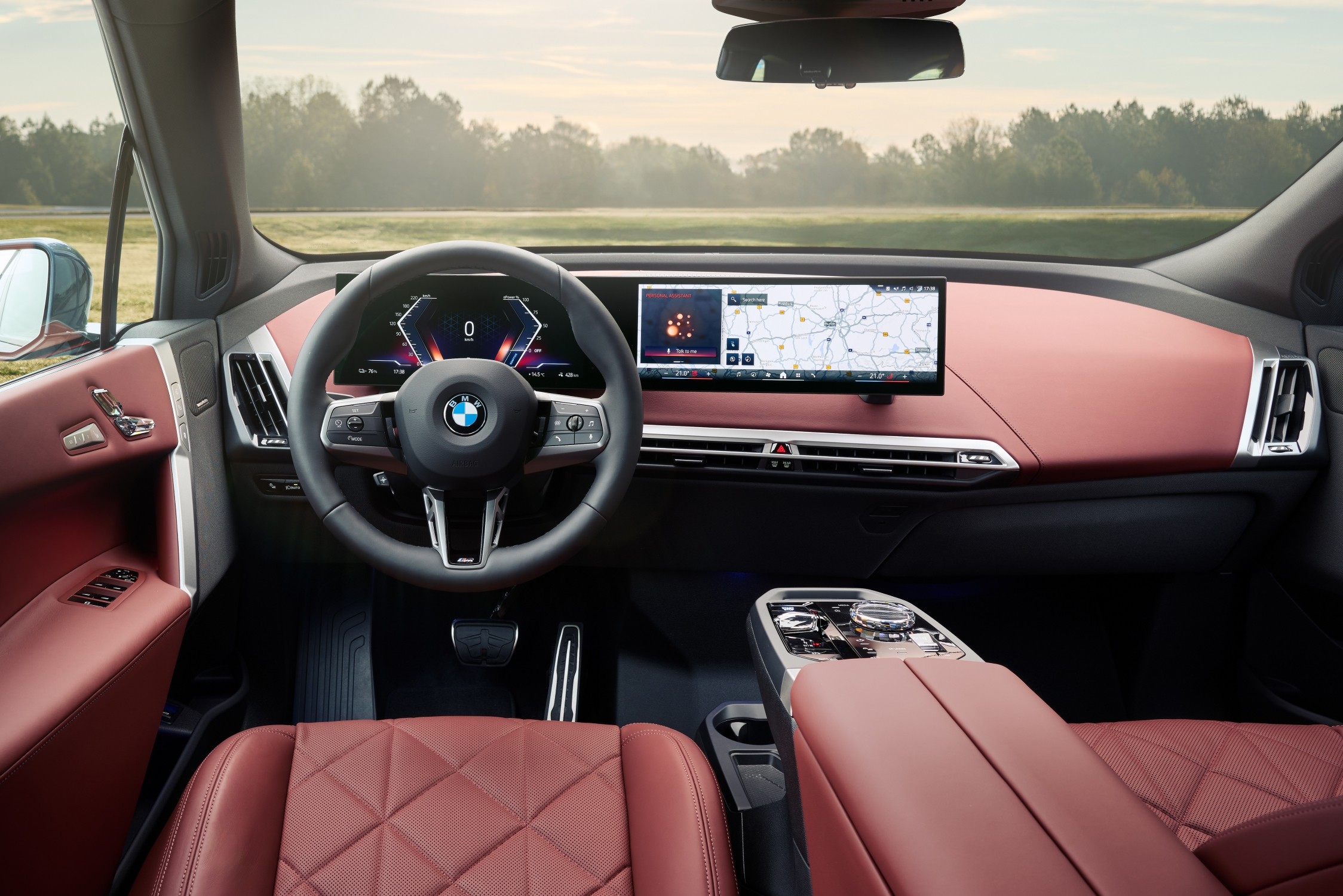 Інтер'єр BMW iX з подвійним дисплеєм