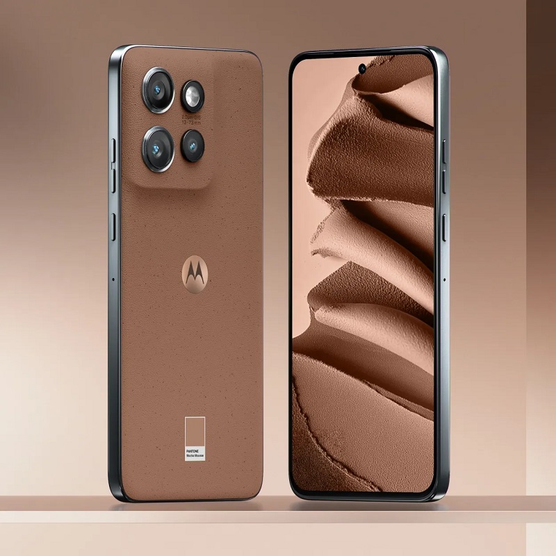 Smartphones in Mocha Mousse colour from Motorola