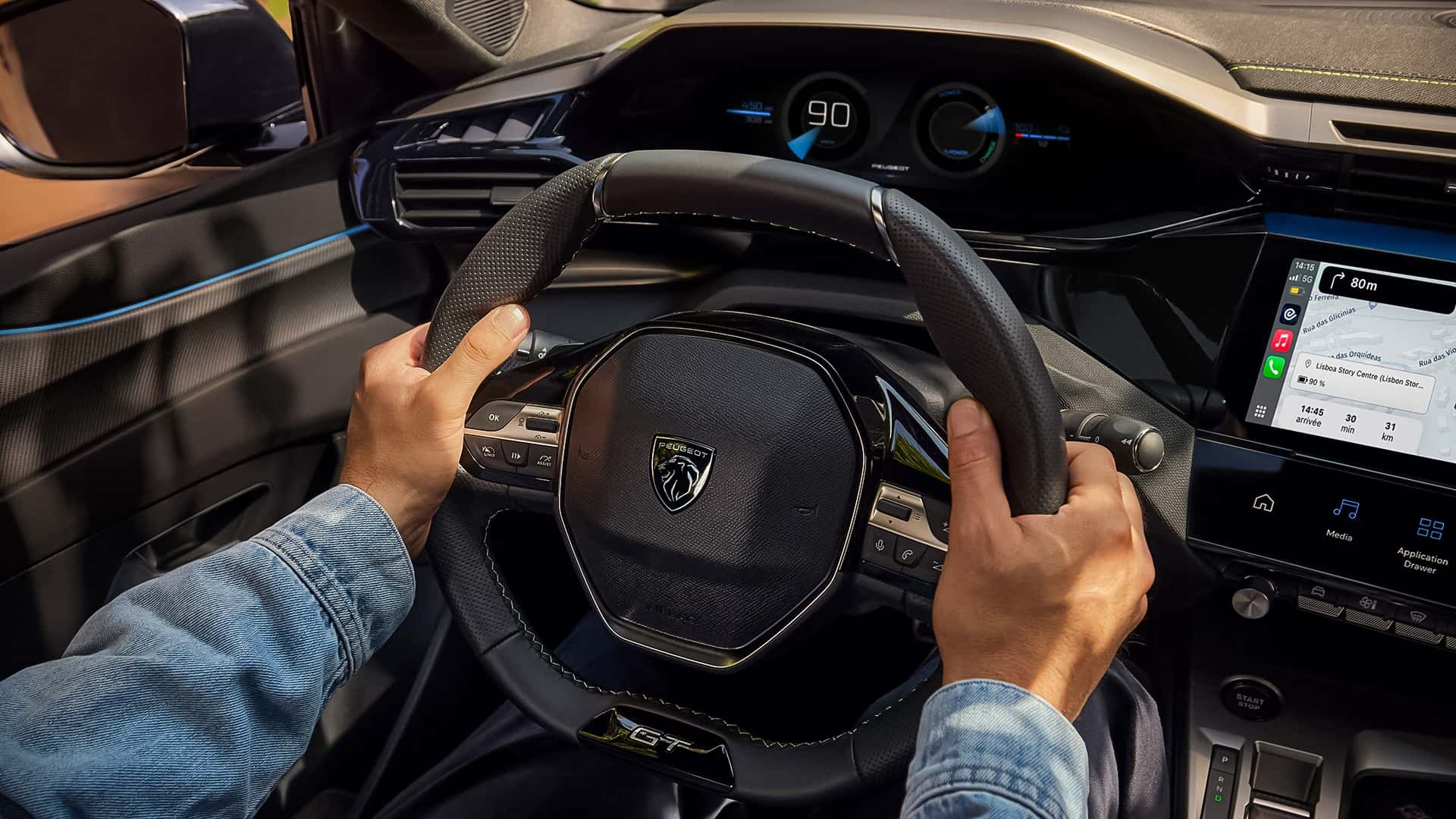 Интерьер обновленного Peugeot 308 SW