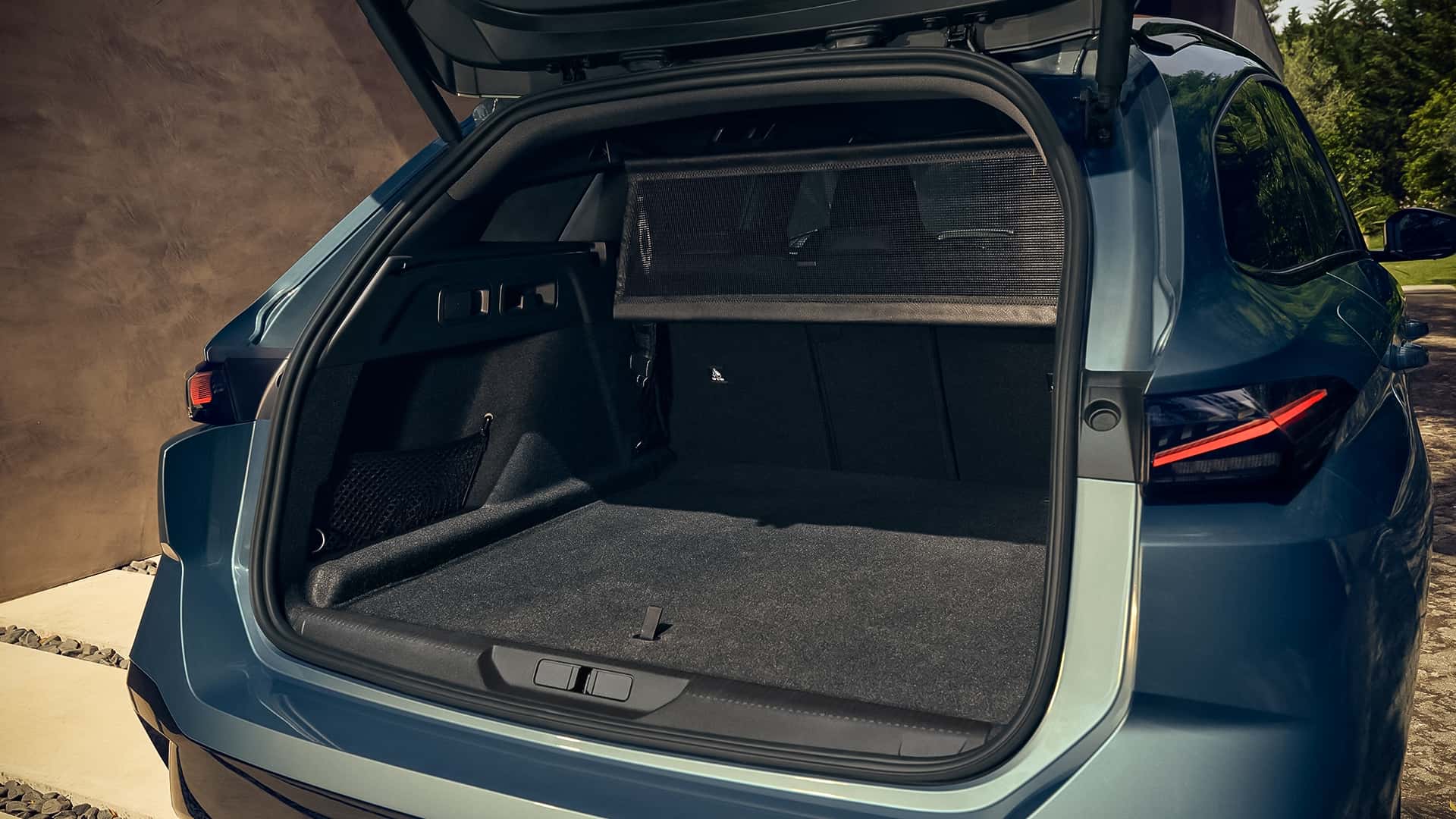 Peugeot 308 SW в движении