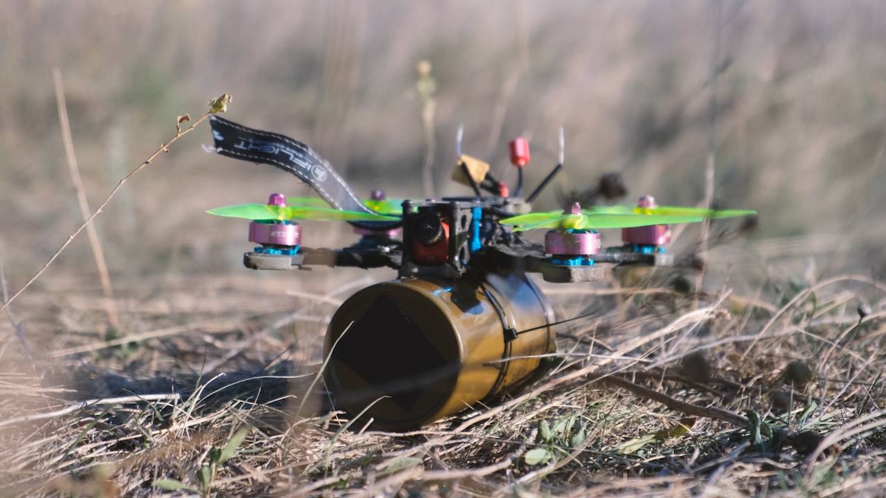 FPV-дрон вразив рухомий російський танк, влетівши точно в люк