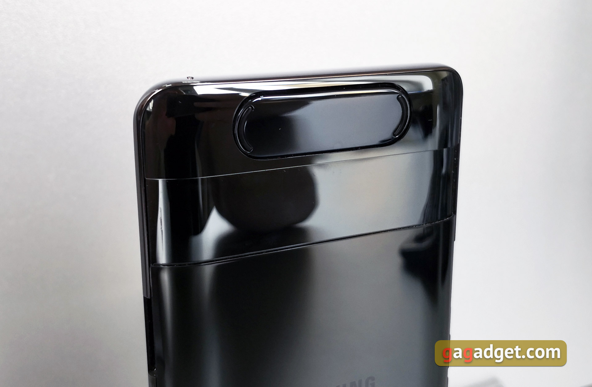 Огляд Samsung Galaxy A80: смартфон-експеримент з поворотною камерою та величезним дисплеєм-5