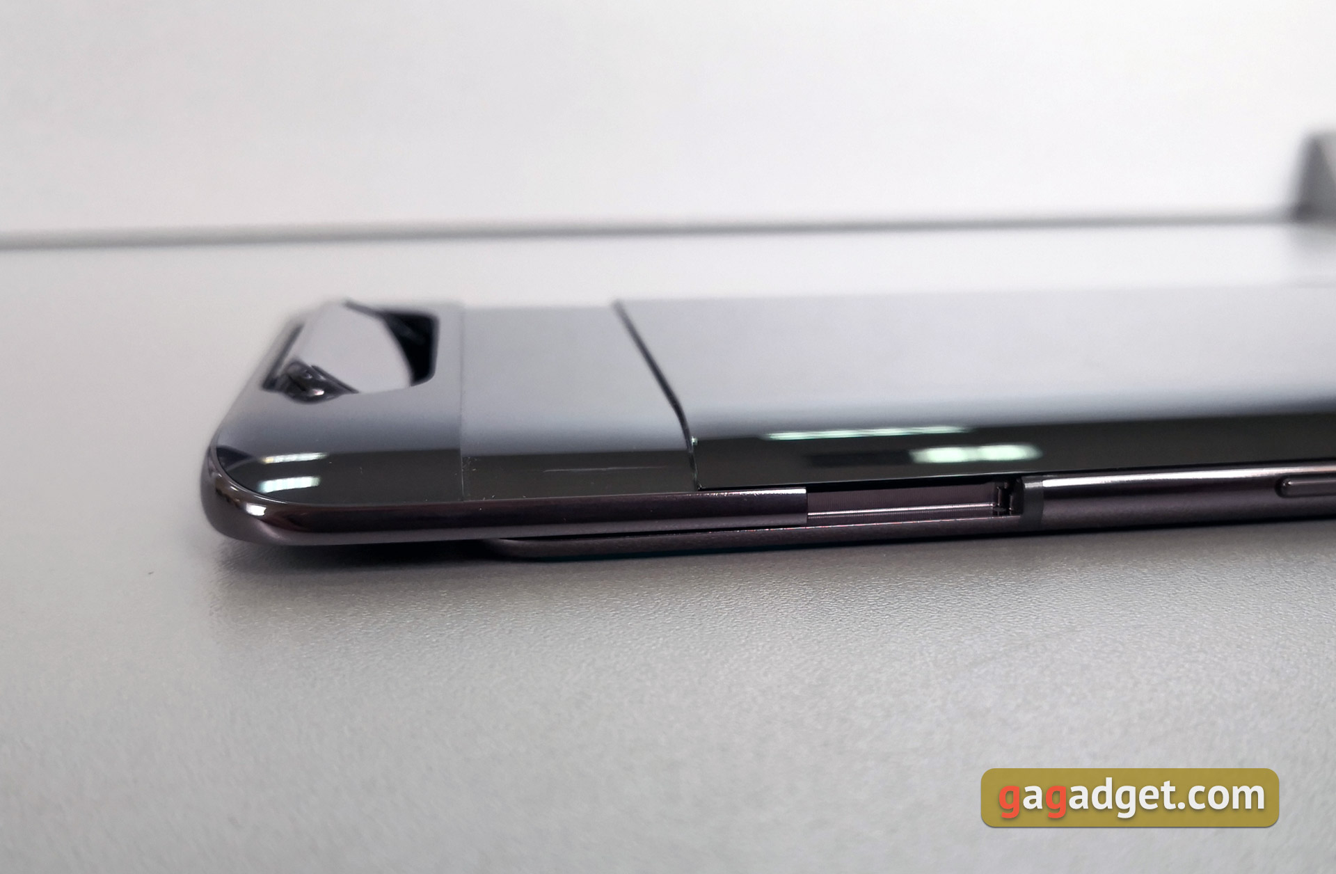 Огляд Samsung Galaxy A80: смартфон-експеримент з поворотною камерою та величезним дисплеєм-6