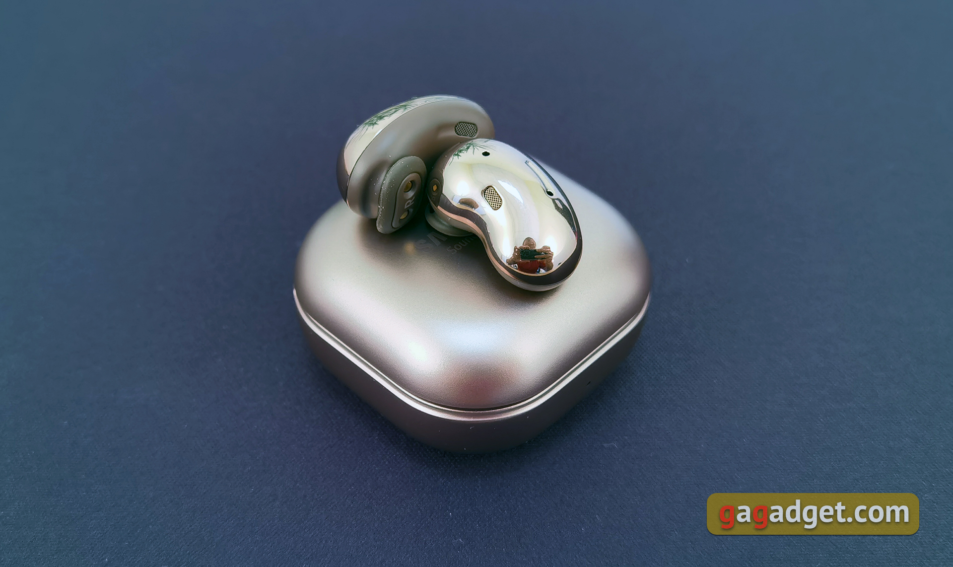 Выпадают ли бобы из ушей? Обзор Samsung Galaxy Buds Live-8