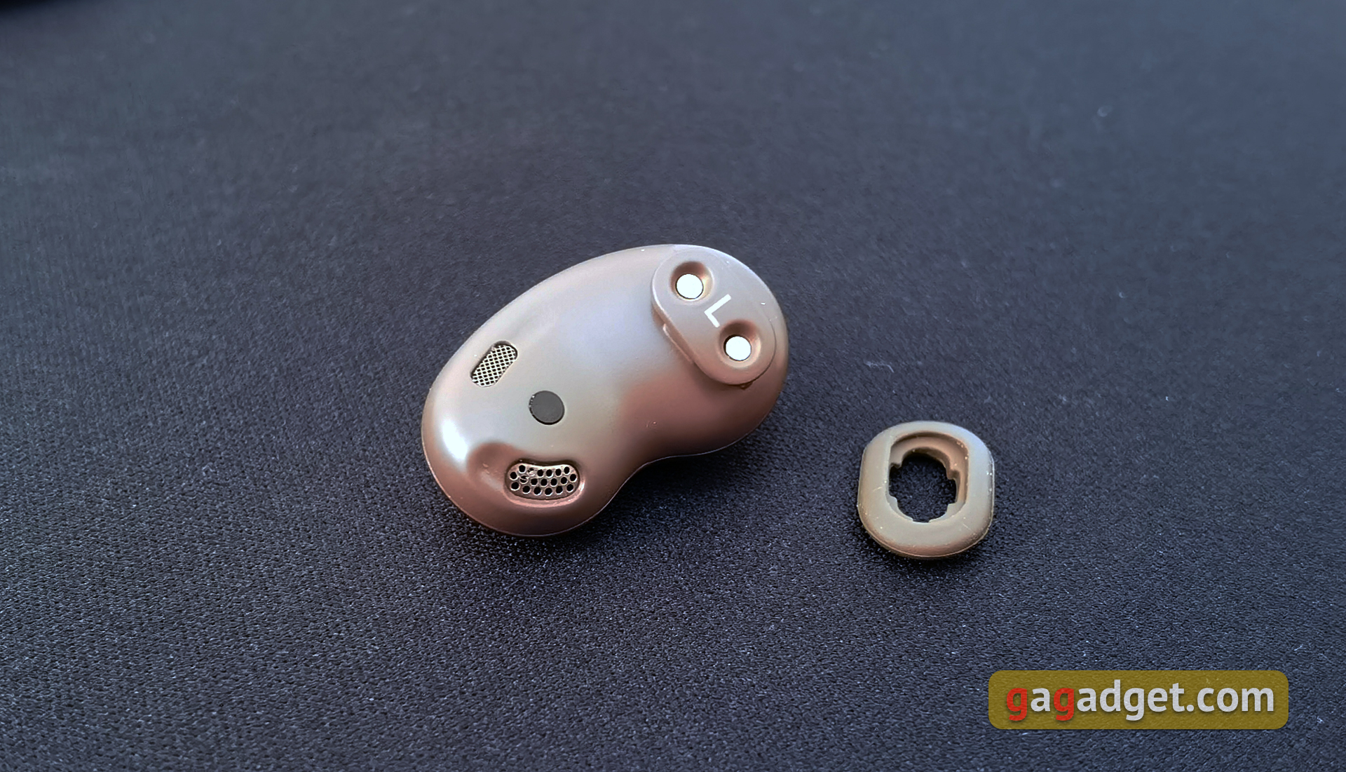 Выпадают ли бобы из ушей? Обзор Samsung Galaxy Buds Live-9