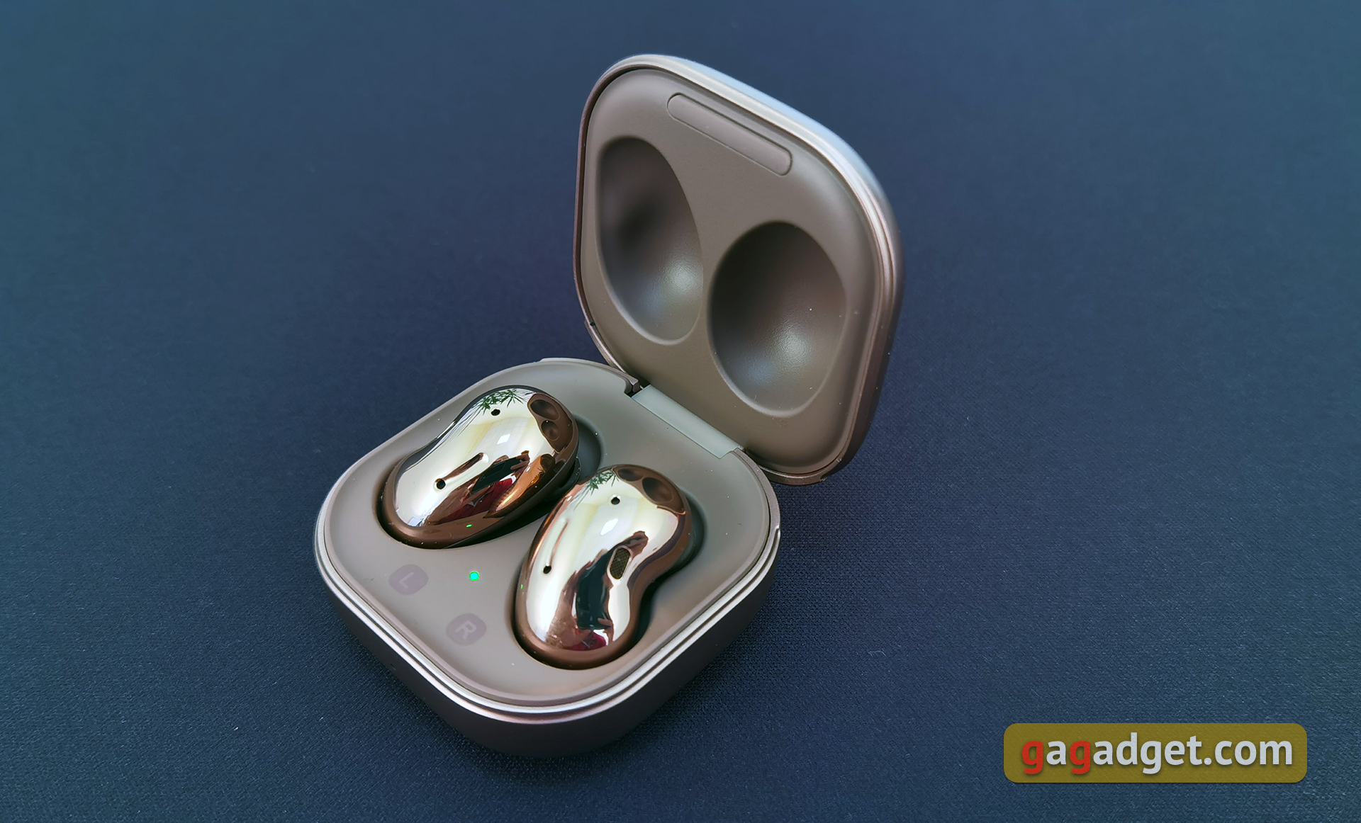 Выпадают ли бобы из ушей? Обзор Samsung Galaxy Buds Live-12