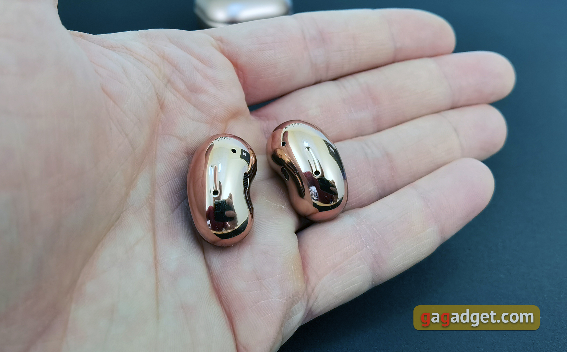Выпадают ли бобы из ушей? Обзор Samsung Galaxy Buds Live-15