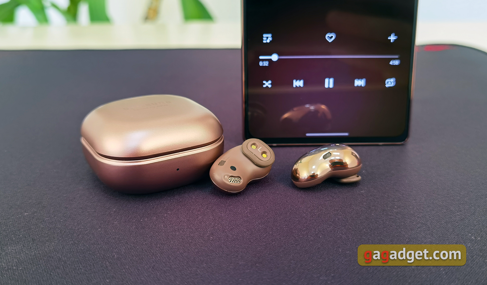 Выпадают ли бобы из ушей? Обзор Samsung Galaxy Buds Live-56