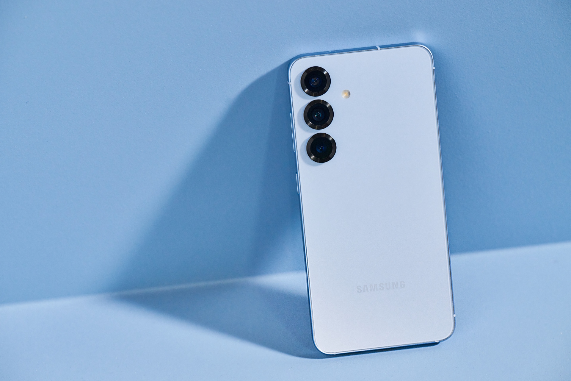 Samsung Galaxy S25+ у кольорі Icy Blue