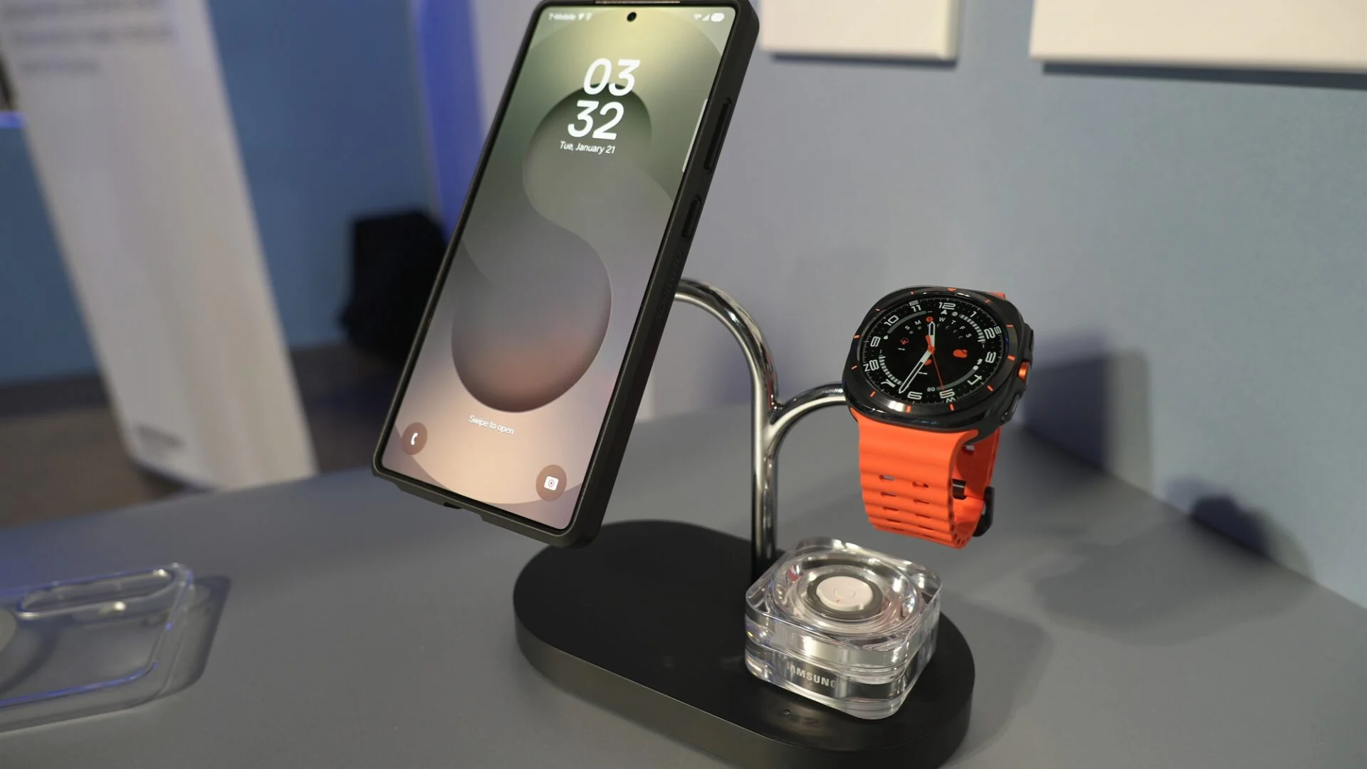 Зарядний пристрій Samsung Galaxy S25 Ultra з Qi2 та Galaxy Ring