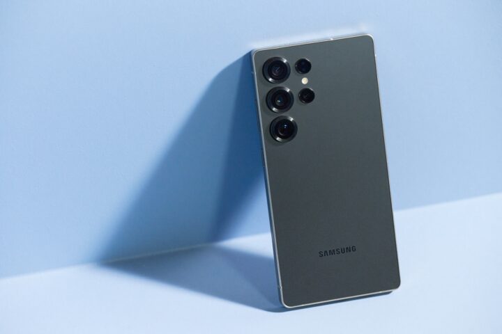 Samsung Galaxy S25 Ultra у кольорі Titanium Black