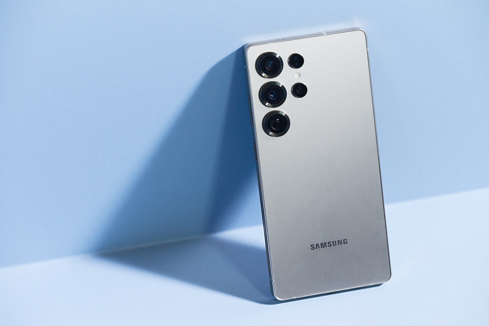 Samsung Galaxy S25 Ultra у кольорі Titanium Grey