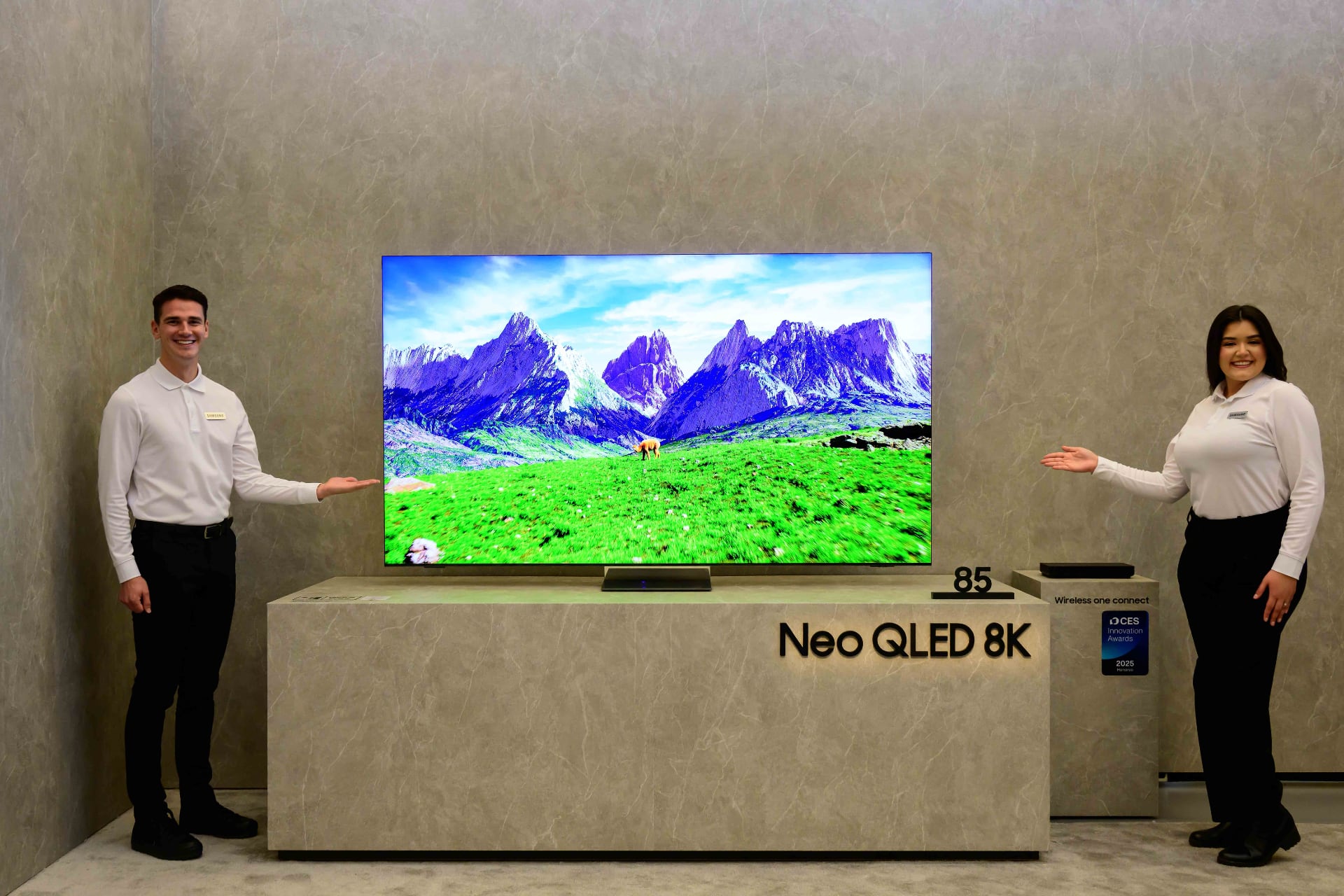 Флагманський NeoQLED-телевізор 2025 року з бездротовим блоком OneConnect
