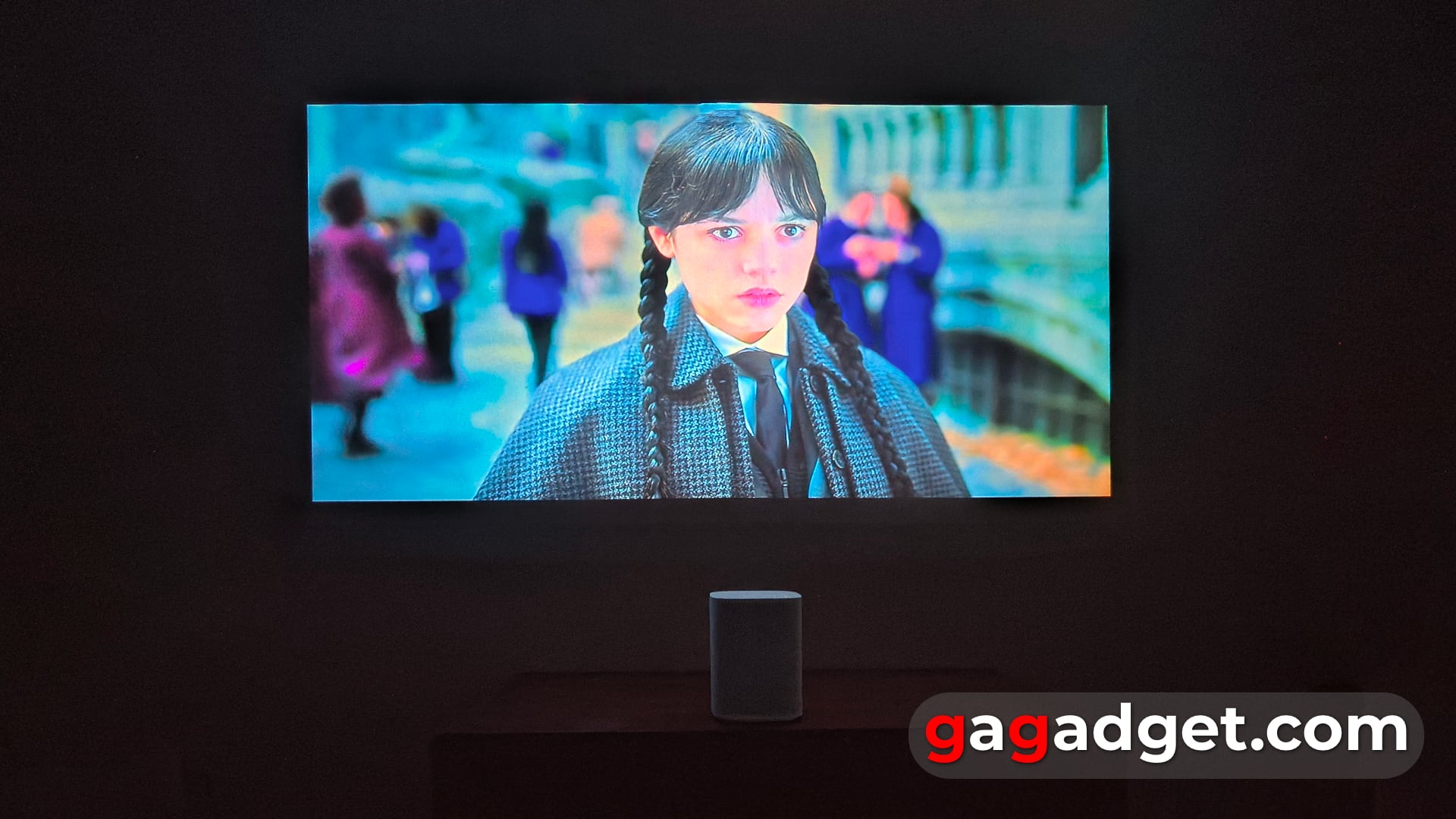 Тепер твій стіл сенсорний: огляд інтерактивного лазерного проєктора Samsung The Premiere 5-34