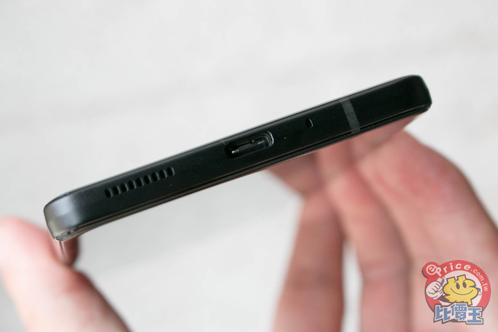 sharp-aquos-s3-premium-sd660-wireless-charging-6.jpg