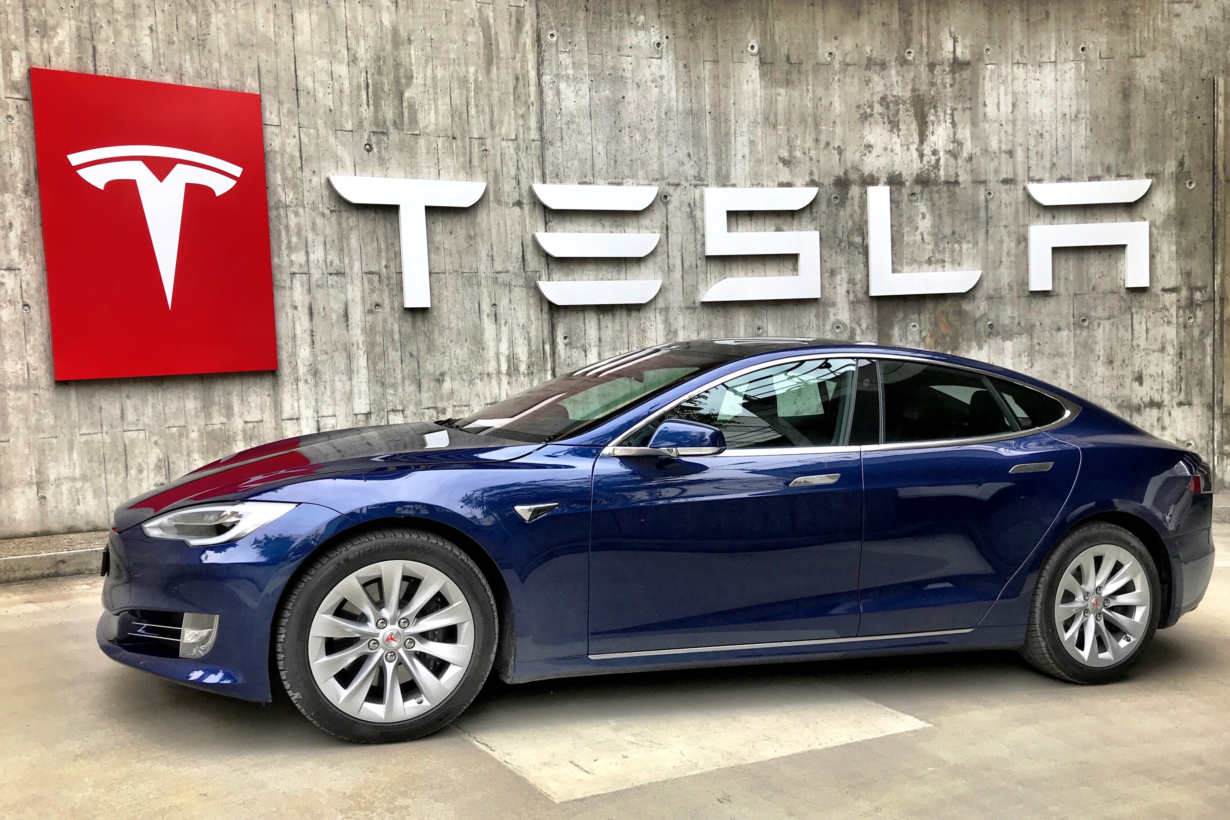 Tesla відкликає понад 1,6 млн автомобілів у Китаї через проблеми з автопілотом і замками