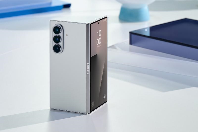 Samsung Galaxy Z Fold 7 у сріблястому кольорі